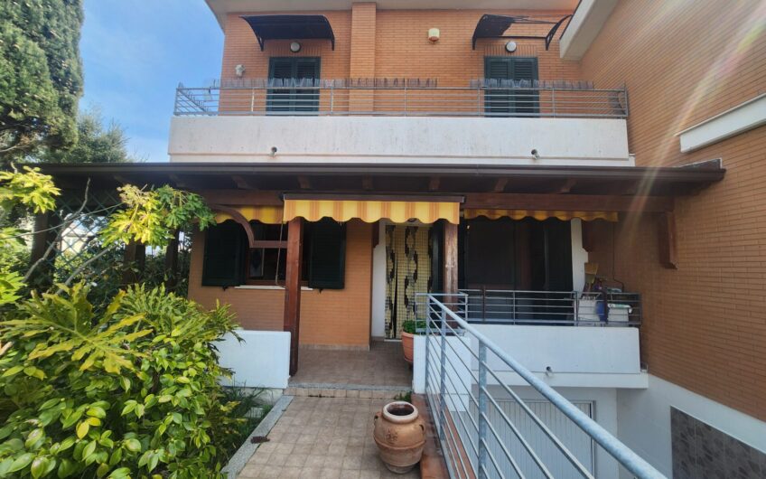 TERMOLI: Villa tri-familiare a colle della torre