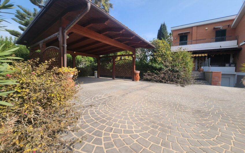 TERMOLI: Villa tri-familiare a colle della torre