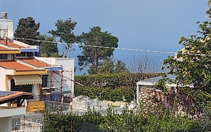 TERMOLI: Villa tri-familiare a colle della torre