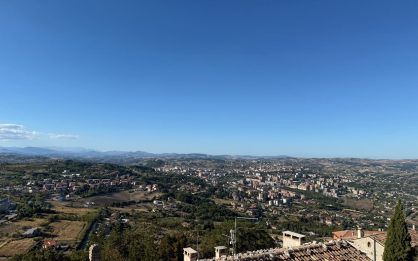 🏡 Ferrazzano: Ampio Quadrilocale panoramico in vendita al Centro